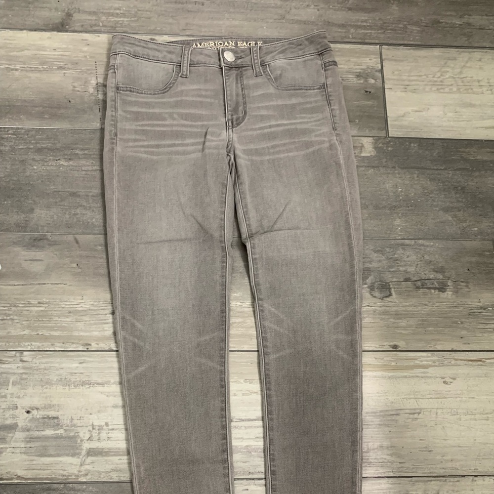 American eagle women’s jegging in grey distressed